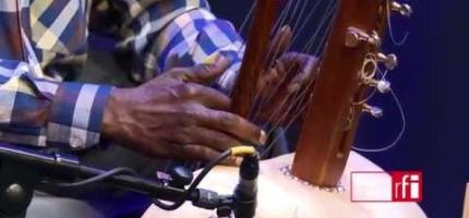 Toumani & Sidiki Diabaté interprètent